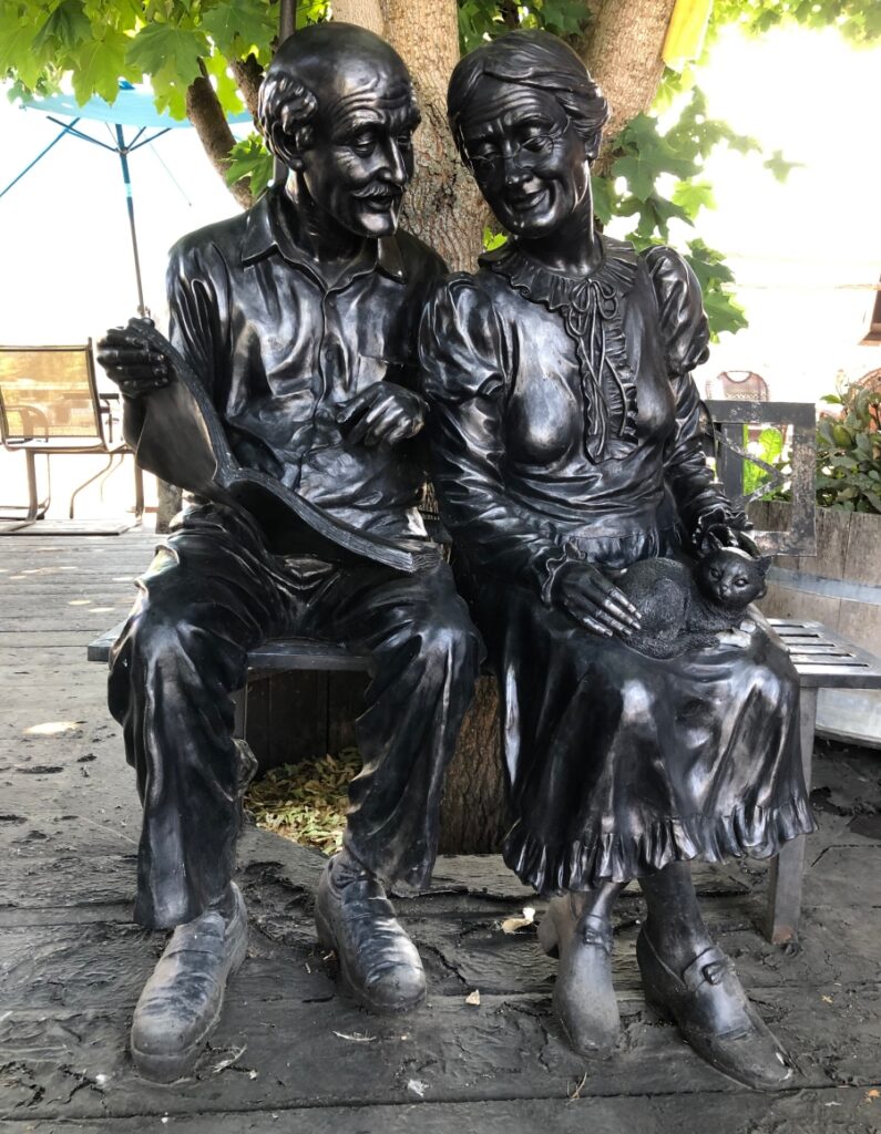 Statue of an elderly couple reading together